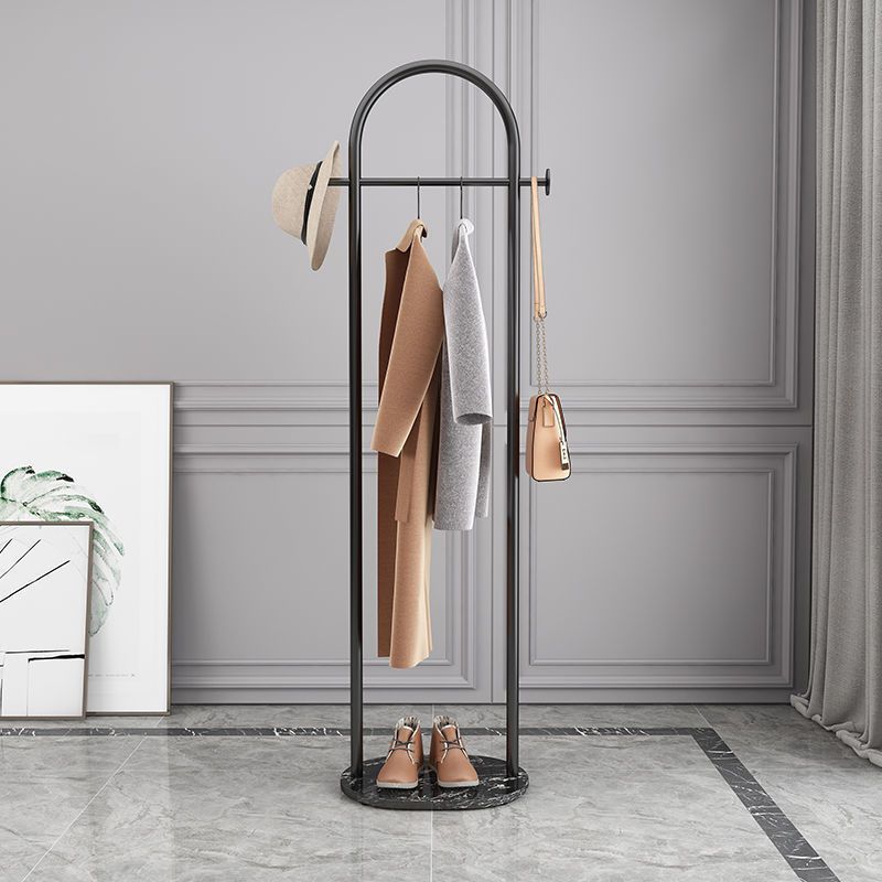 Stilrent klesstativ for entré, med gyllen ramme og elegant hvit marmorbase. Skaper orden med luksuriøst preg.