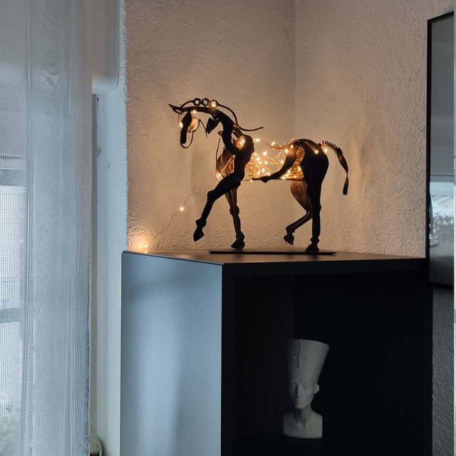 Unik håndlaget hestefigur, perfekt gave til interiørdesign-entusiaster og til pynt i stue/kontor.