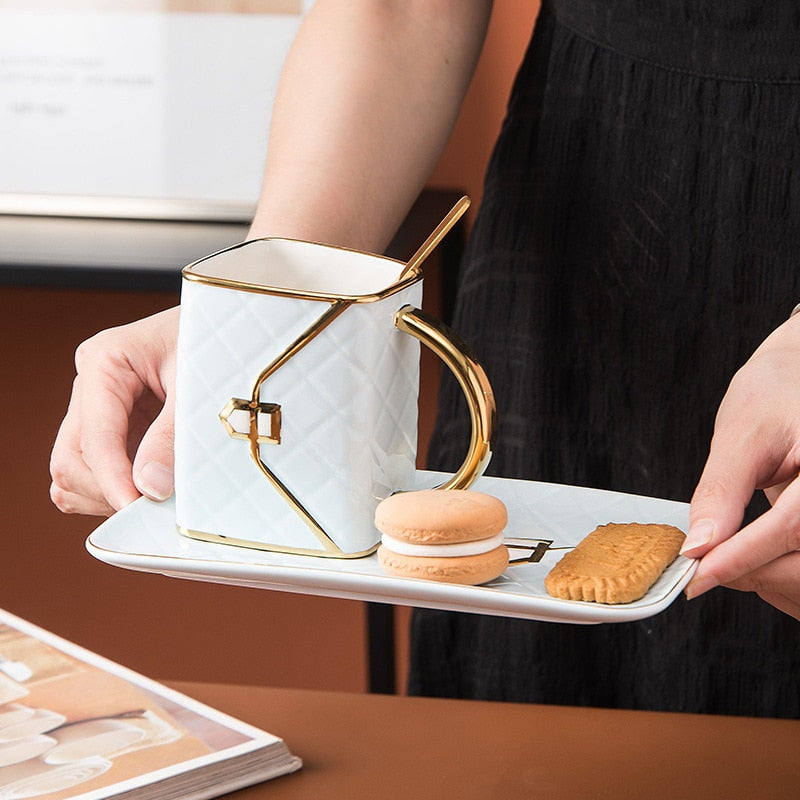 Elegant servise: håndveske-krussett for stilfull servering av te eller kaffe.