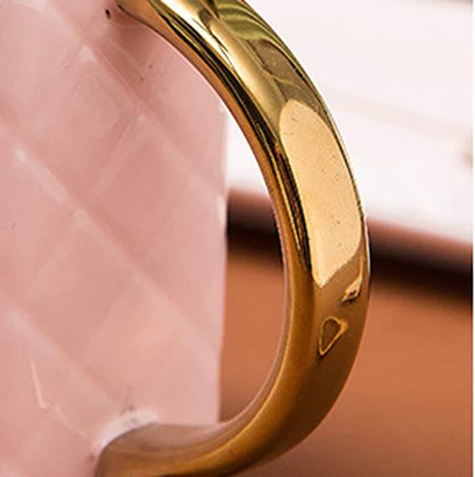 Hjemmedekor og funksjonelt: elegant keramisk krussett formet som en veske for te/kaffe.