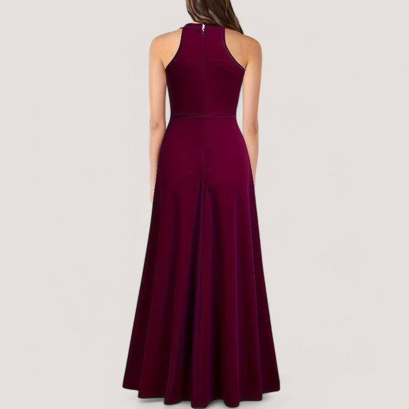 Sofistikert ermeløs halterneck maxikjole, en elegant og allsidig damekjole.