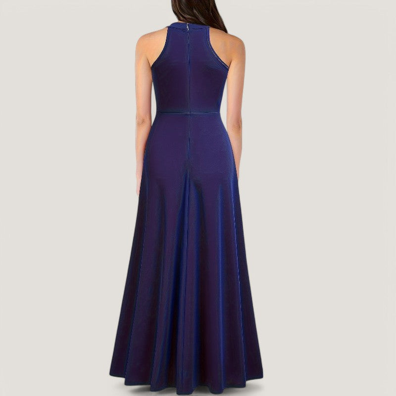 Moderne ensfarget halterneck maxikjole med slim passform, perfekt som motekjole.