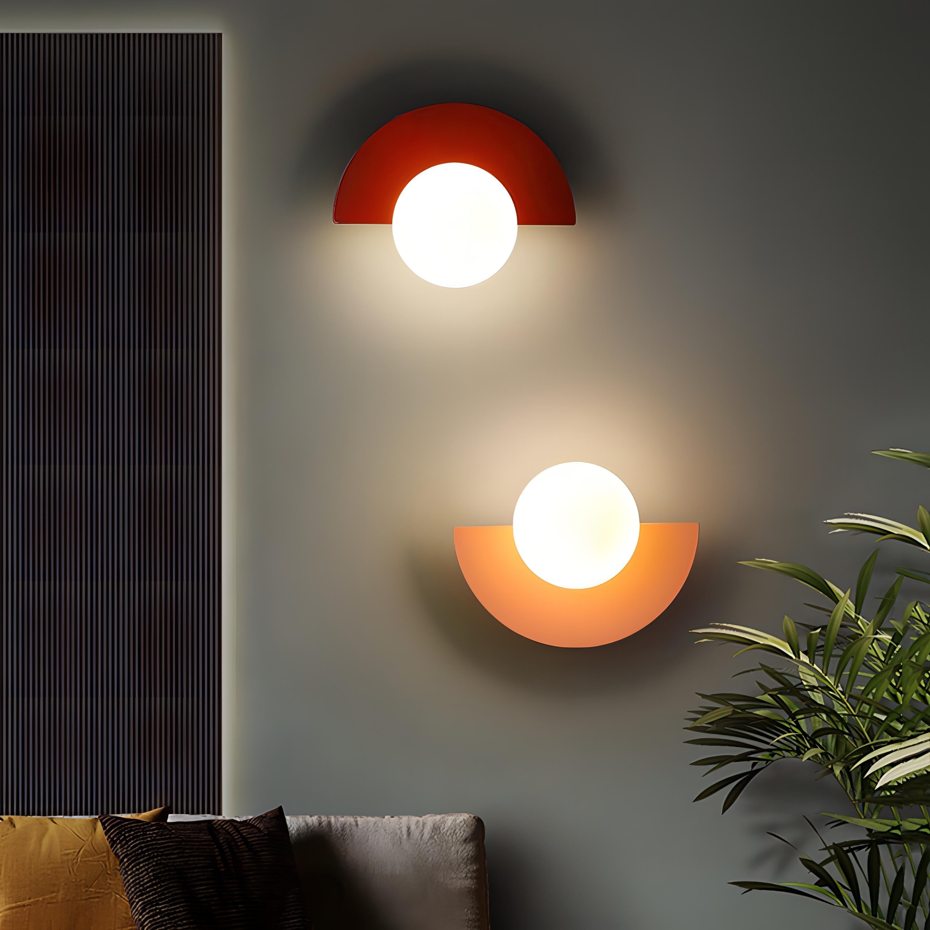 "Elegant halvsirkelformet nordisk LED-vegglampe i flere farger, ideell for moderne belysning i små rom."