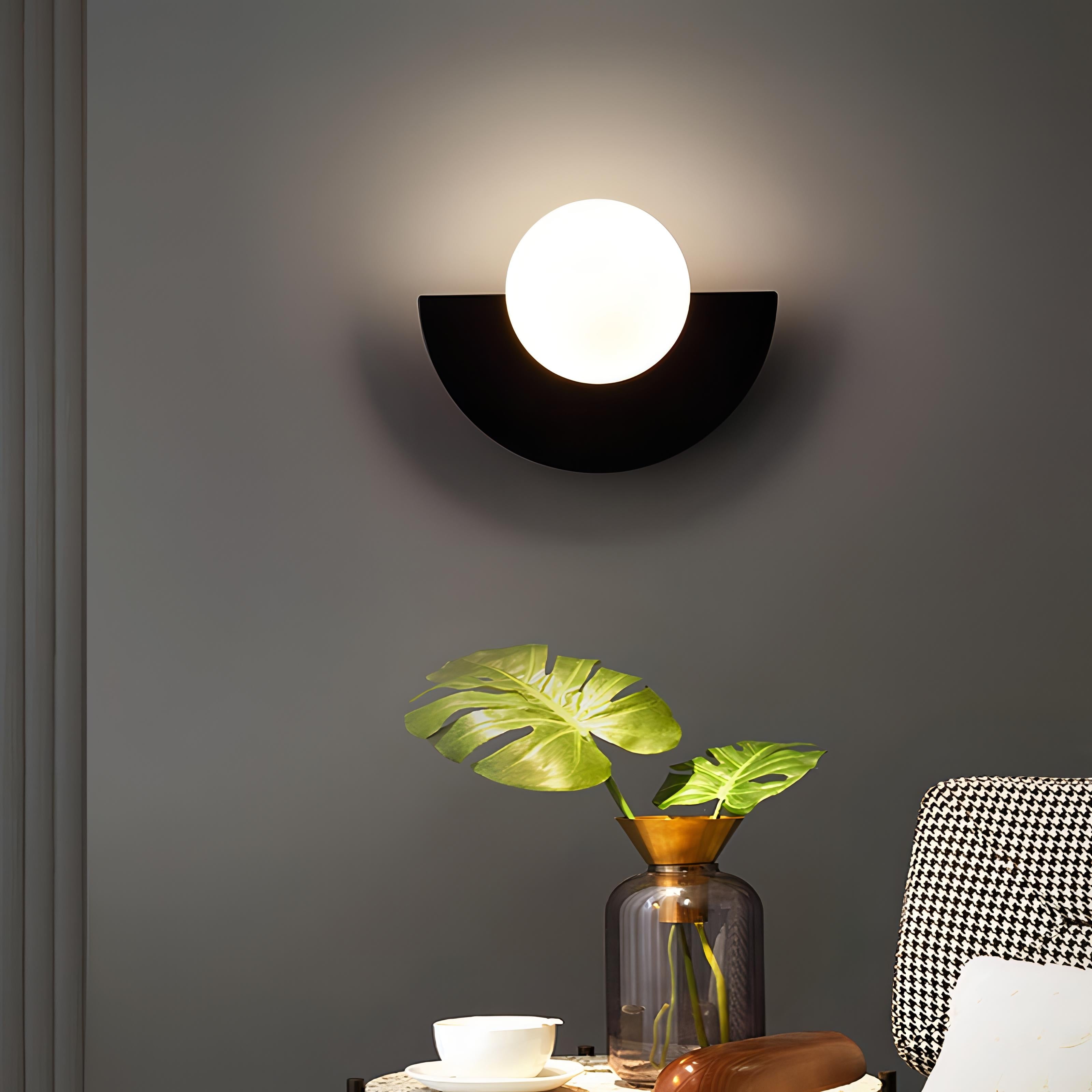 "Elegant halvsirkelformet nordisk LED-vegglampe i flere farger, ideell for moderne belysning i små rom."