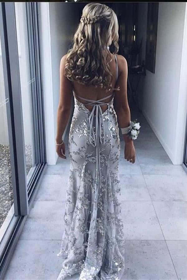 Detaljert bilde av glitrende paljetter på den svarte havfruekjolen, perfekt for aftenkjole og fest.