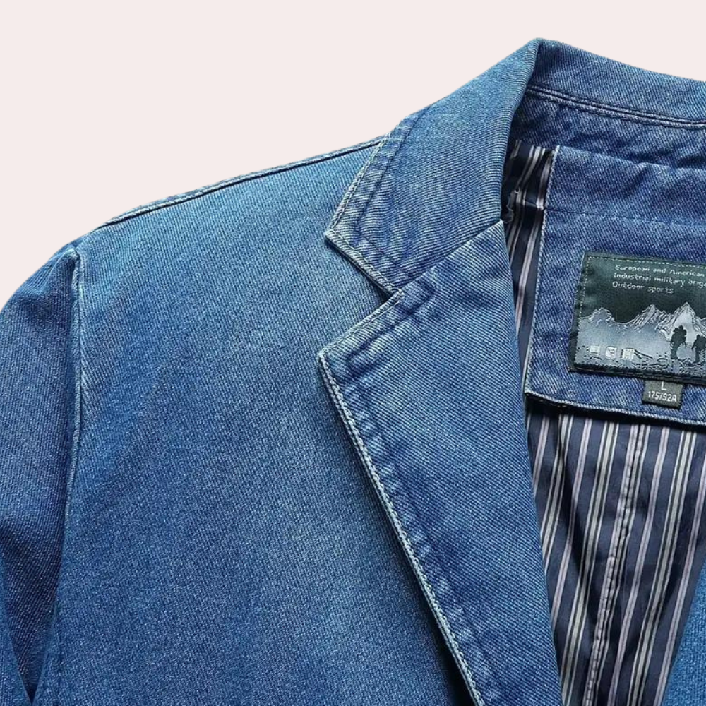 Komfortabel herreblazer i allsidig design, egnet for både vår og høst. Essensielt klesplagg for menns garderobe.