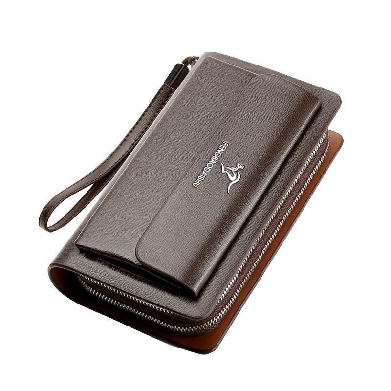 Innsiden av elegant skinn clutchveske. Viser romslig organisering for kort, mobil og småting til menn.
