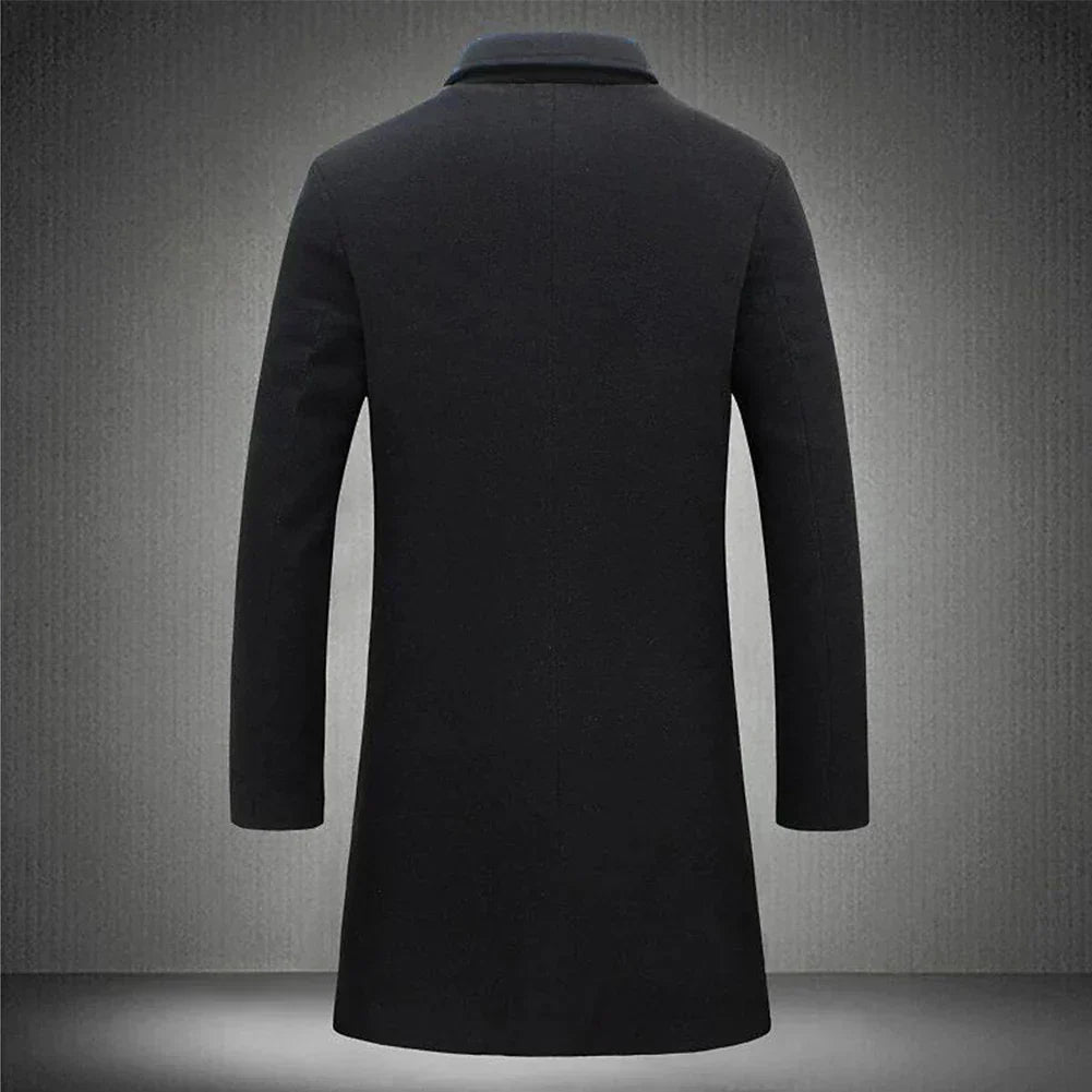 Bilde av en stilig mann iført en klassisk svart dresskåpe, viser den skreddersydde passformen og eleganse.