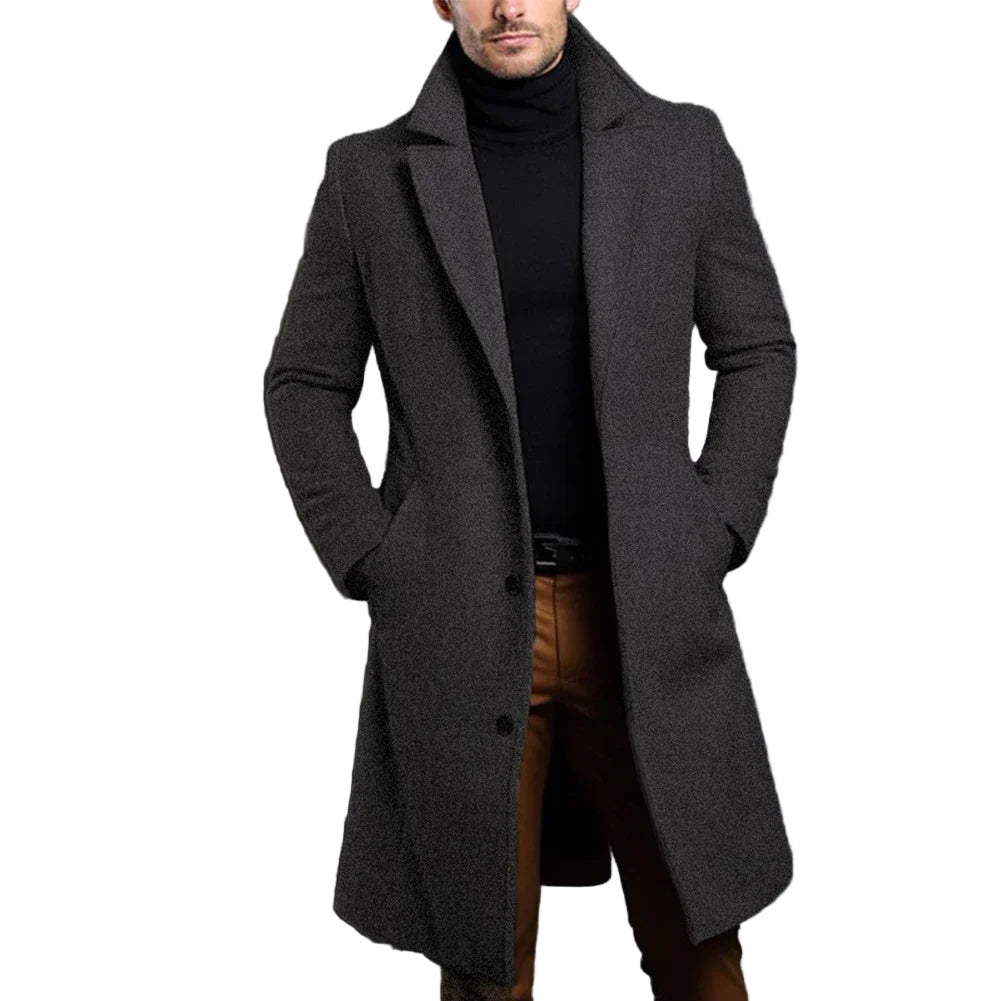 Nærbilde av stoffet på en herre overcoat, viser kvalitet og den skreddersydde teksturen for mennsmote.