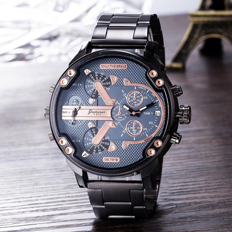 Detaljer av robust lenke i børstet rustfritt stål på dette armbåndsuret.