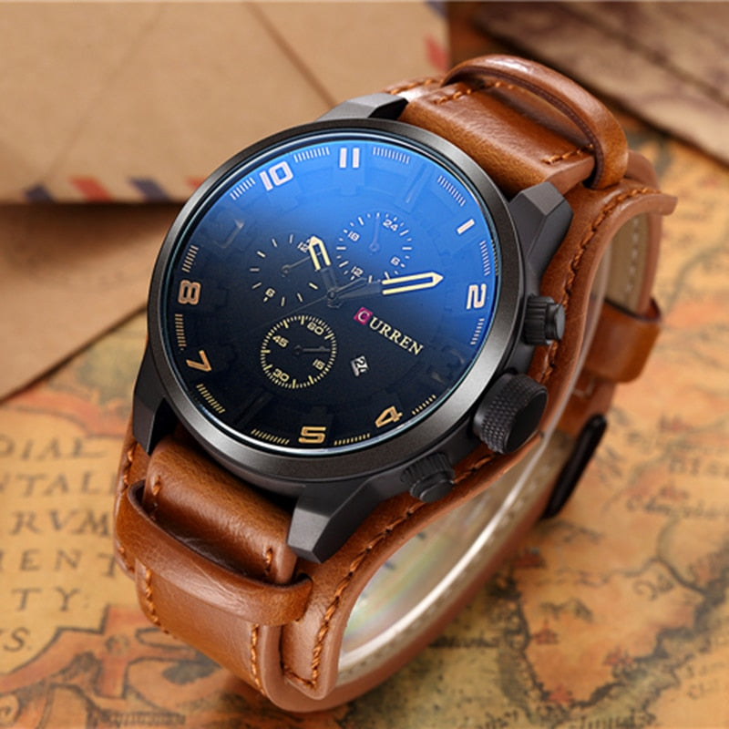 Mørk urskive på elegant herre navigator armbåndsur, framhever sølvdetaljer og logo.