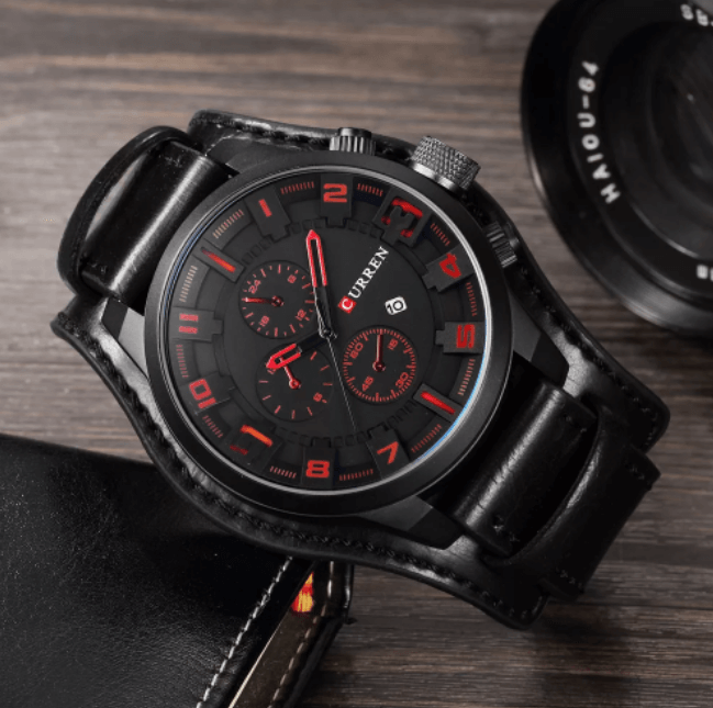Sideprofil av herreklokke navigator, viser tynn kasse og solid krone, med slitesterk skinnrem.