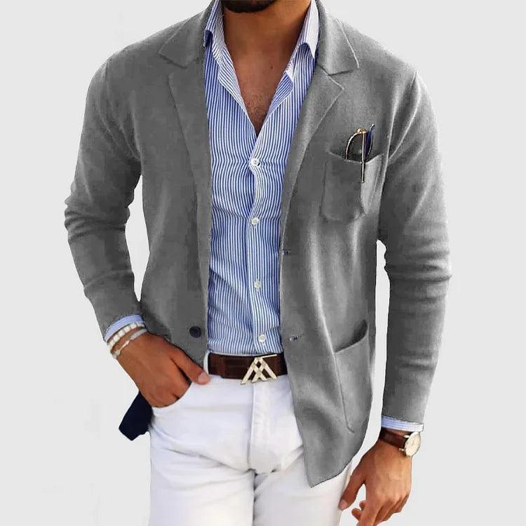 "Elegant herrecardigan i klassisk design med krage og lommer, tilgjengelig i mange farger for stilfull komfort."