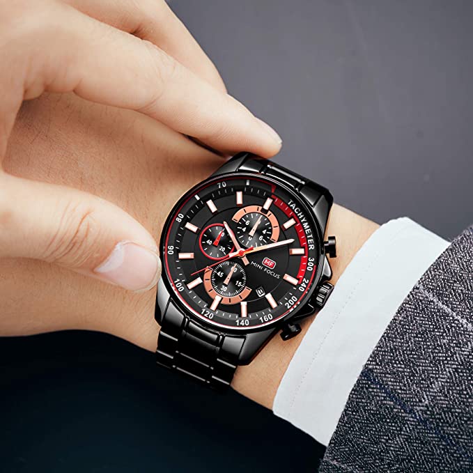 Vanntett herreklokke med lysende visere og elegant finish. Kronograf armbåndsur i rustfritt stål.
