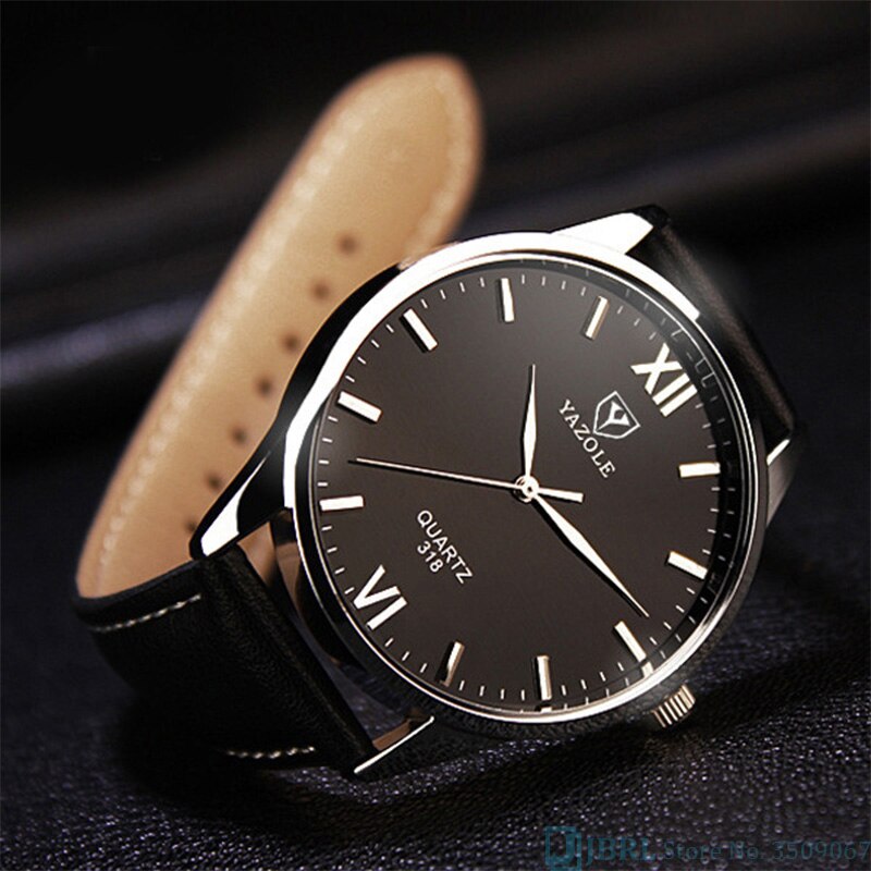 Elegant herreklokke med kvartsbevegelse, enkel design og solid skinnreim for daglig bruk.