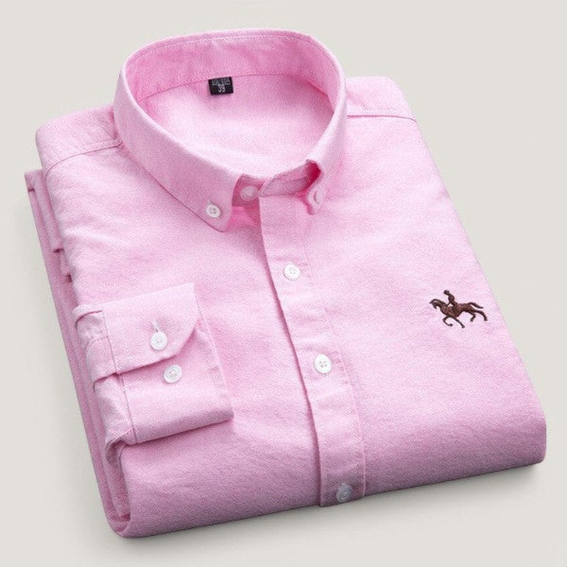 Fullt bilde av en langermet, skreddersydd herreskjorte som demonstrerer en allsidig og klassisk look.