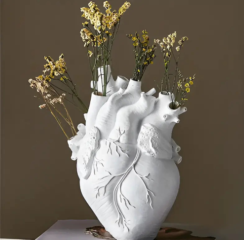 Hvit hjerteformet vase, ideell for pynt og interiørdesign, gir et rent og romantisk uttrykk.