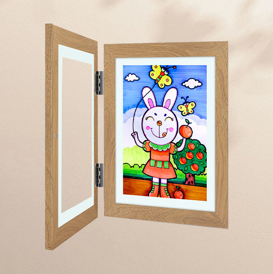 "Elegant, hvit 10x12,5 ramme for barnekunst, med glassfront og magnetlukking, ideell for tegninger og malerier."