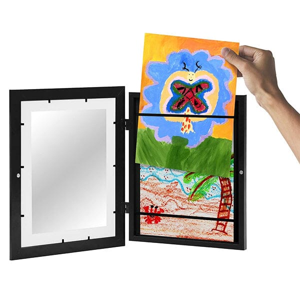 "Elegant, hvit 10x12,5 ramme for barnekunst, med glassfront og magnetlukking, ideell for tegninger og malerier."