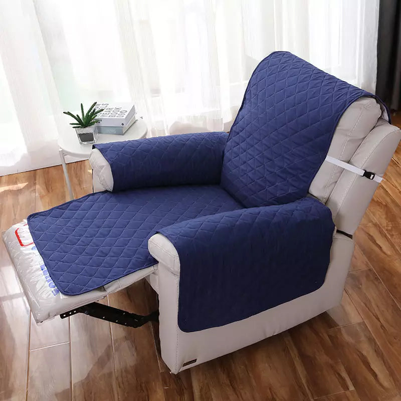 "Elegant hvitestoltrekk i lys grå polyester, gir myk komfort og stil, perfekt for enhver stue."