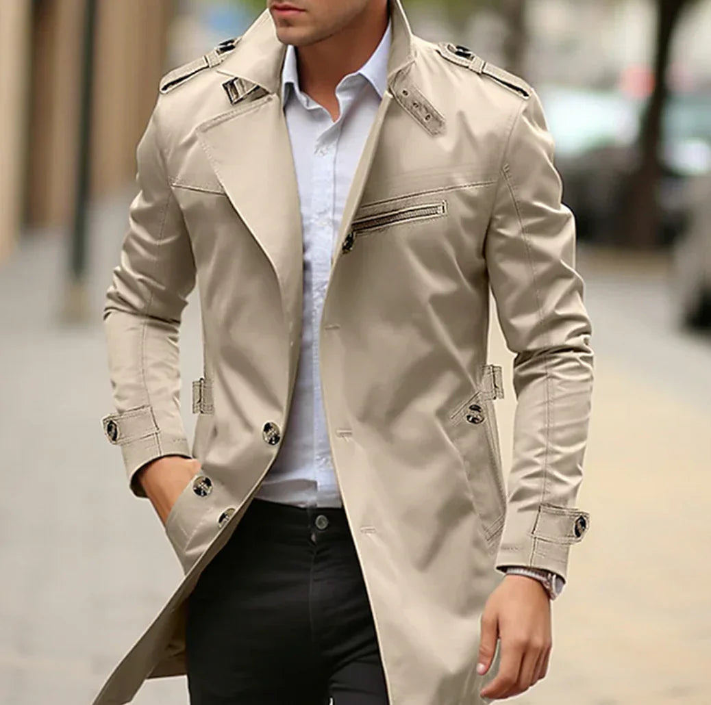 "Elegant italiensk herretrenchcoat i beige, stilrent og moderne design for kjølige vårdager, høy komfort."