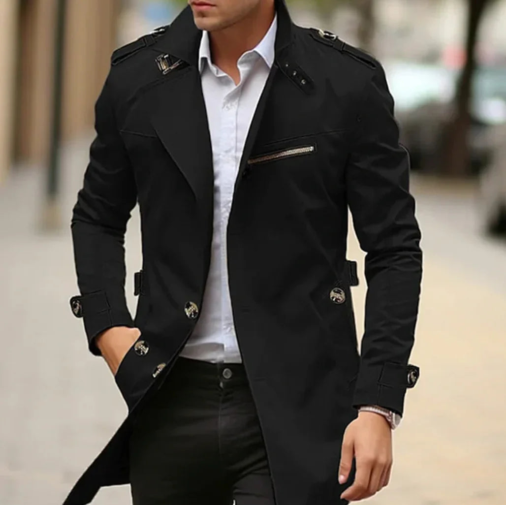 "Elegant italiensk herretrenchcoat i beige, stilrent og moderne design for kjølige vårdager, høy komfort."
