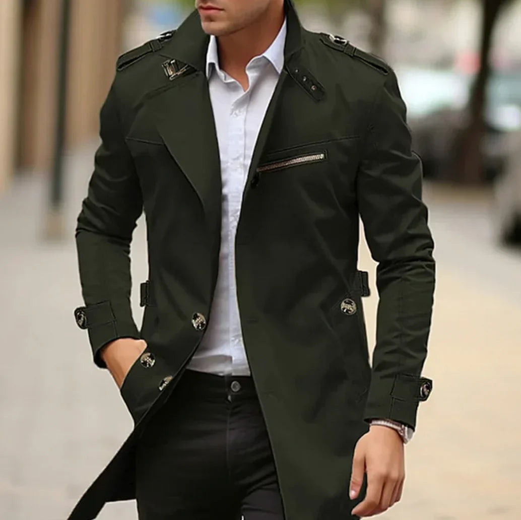 "Elegant italiensk herretrenchcoat i beige, stilrent og moderne design for kjølige vårdager, høy komfort."