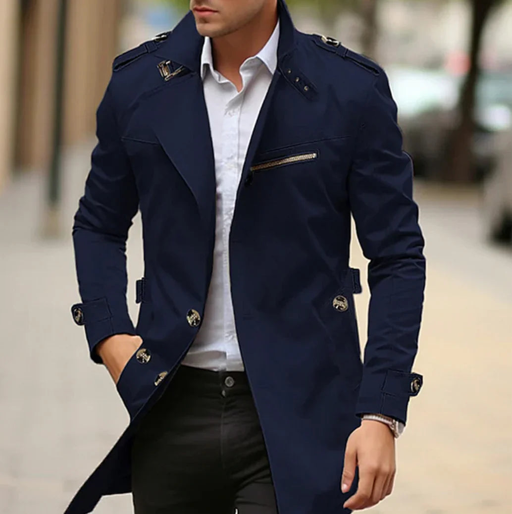 "Elegant italiensk herretrenchcoat i beige, stilrent og moderne design for kjølige vårdager, høy komfort."