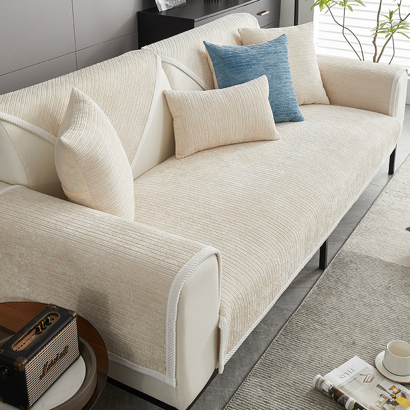 Sofa dekket med Jacquard benktrekk, viser hvordan det gir møbelbeskyttelse og løfter stuedekoren.