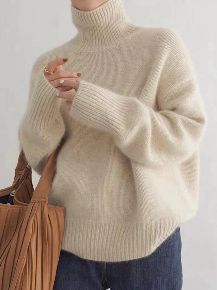 "Elegant kashmirgenser med høy turtleneck for dame, myk og komfortabel, perfekt for høst og vinter."