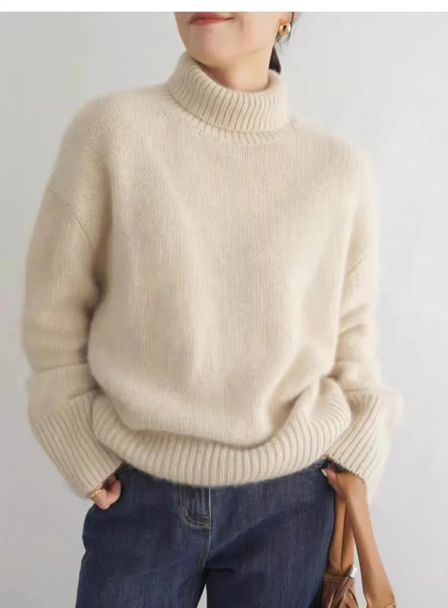 "Elegant kashmirgenser med høy turtleneck for dame, myk og komfortabel, perfekt for høst og vinter."