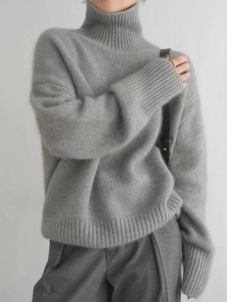 "Elegant kashmirgenser med høy turtleneck for dame, myk og komfortabel, perfekt for høst og vinter."