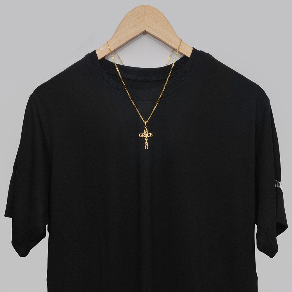 Sølvkjede med kors for damer, et fashionabelt og religiøst tilbehør med 'amazinggrace' budskap.