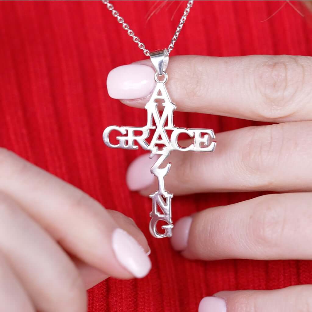 Fashionabelt kvinners korskjede i sølv med 'amazinggrace' innskrift, ideelt som religiøs gave.