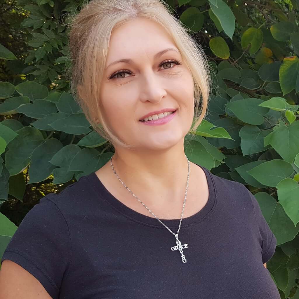Korskjede i sølv for dame, med 'amazinggrace'. Et tidløst og meningsfullt smykke og motetilbehør.