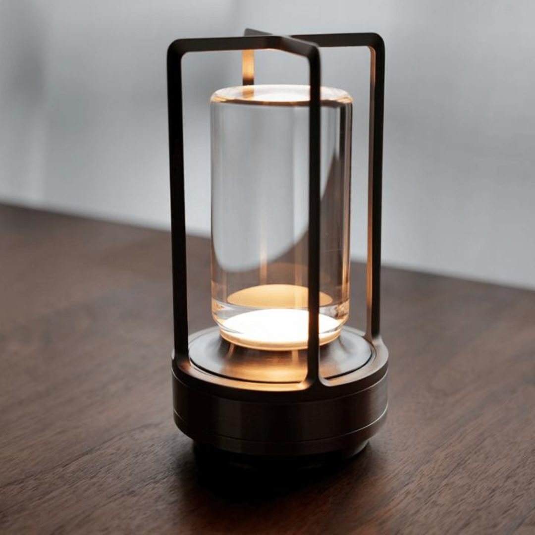 "Elegant krystall lykt med trådløs funksjonalitet i gullfarget design, perfekt for både innendørs og utendørs bruk."