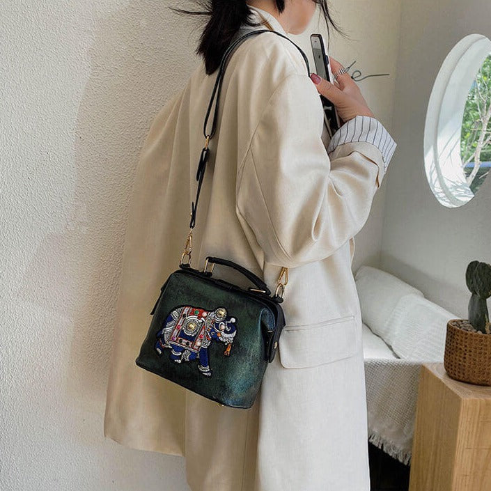 Kvinners skulderveske i elegant design med sjarmerende mandala-broderi, vintage appell.