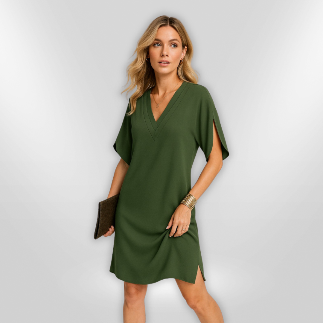 Komfortabel v-hals maxi kjole for kvinner. Drapert design gir elegant stil, ideell for sommerdager.