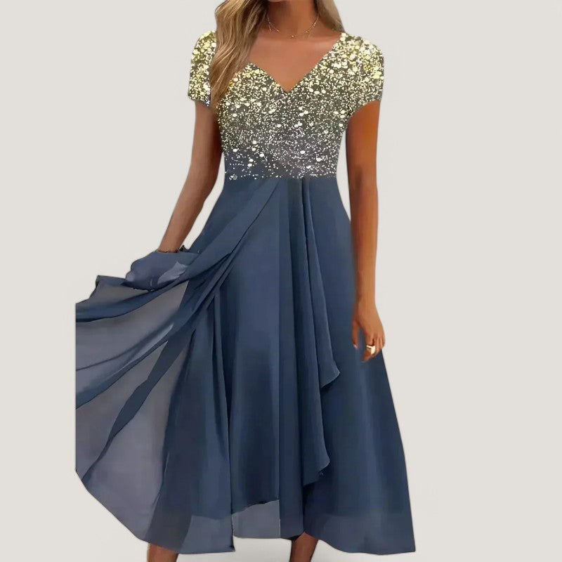 Stilig blomsterkjole med V-hals og korte ermer. En elegant midikjole for dame, ideell for fest.
