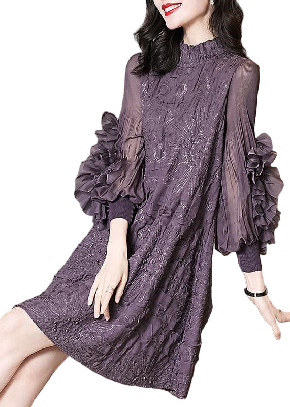 Elegant kvinnes maxi kjole med brodert krage, lange ermer og løs passform. Perfekt for fest og hverdag.