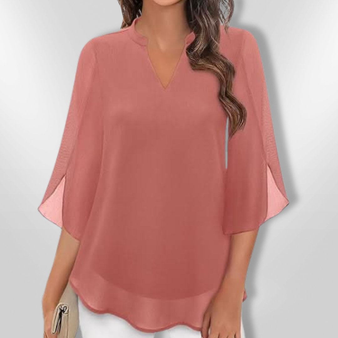 Lett og komfortabel lagdelt bluse med V-hals for vår og sommer. Elegant kvinnetopp.