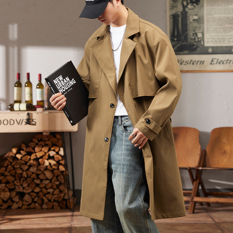 "Elegant lang herre trenchcoat med justerbar passform, sett forfra. Perfekt for moderne stil og værbeskyttelse."