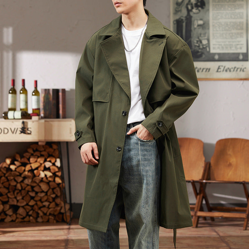 "Elegant lang herre trenchcoat med justerbar passform, sett forfra. Perfekt for moderne stil og værbeskyttelse."