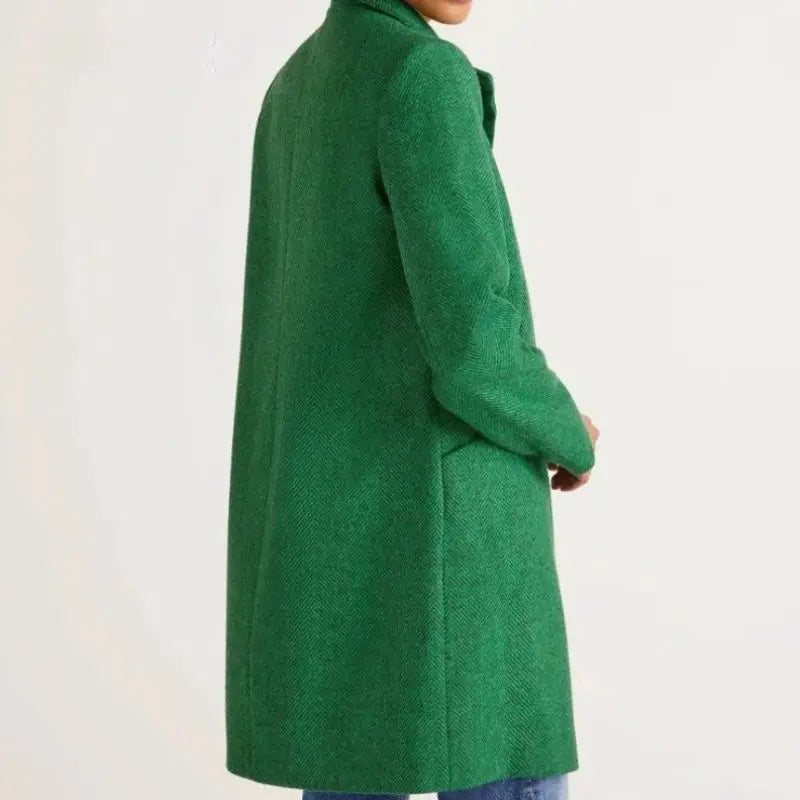 Kvinner lang varm vinterfrakk, moteriktig design ideell for kalde vinterdager.