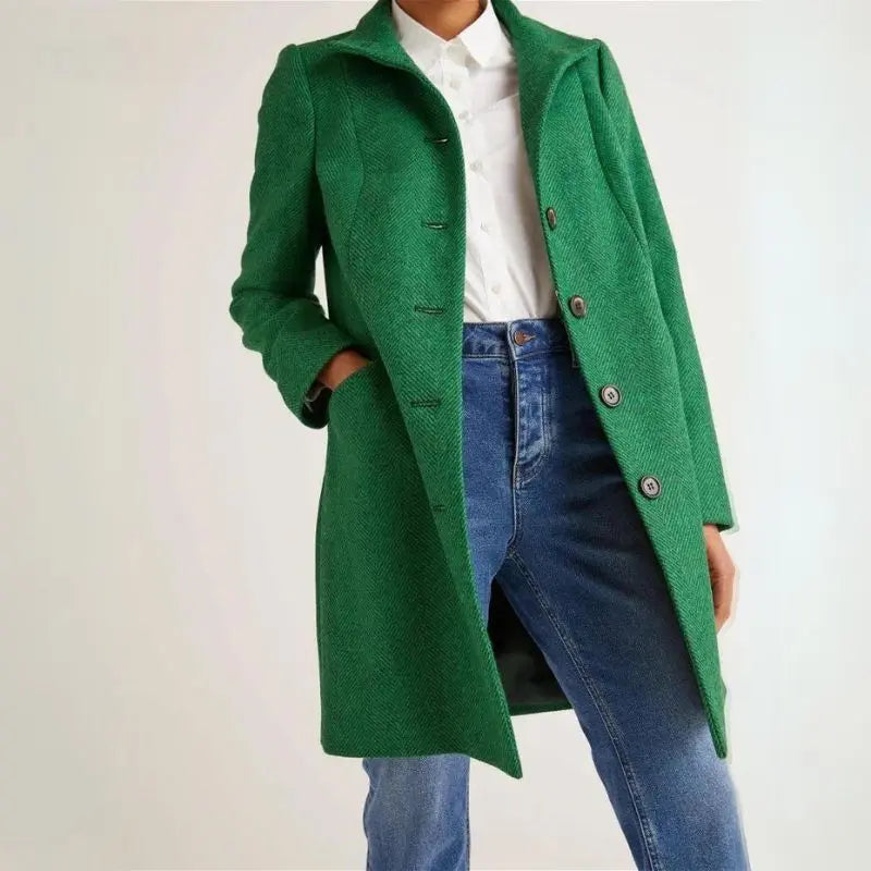 Tidløs lang vinterkåpe for damer, perfekt for et elegant og varmt vinterantrekk.