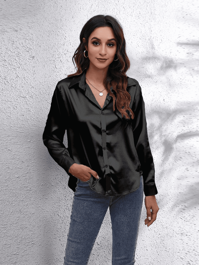 Elegant langermet damebluse i tidløs farge, egnet for både hverdag og festligheter.