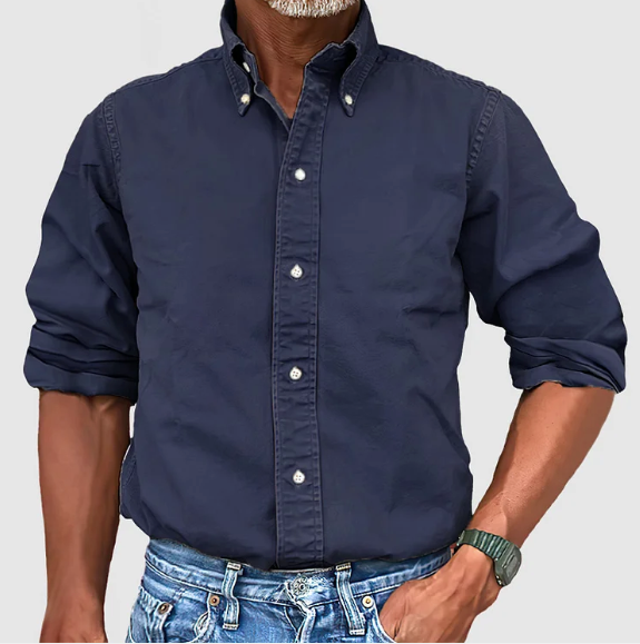 Herre langermet skjorte i tidløs stil. Pustende og komfortabel for sommer. Elegant fritidsplagg for menn.