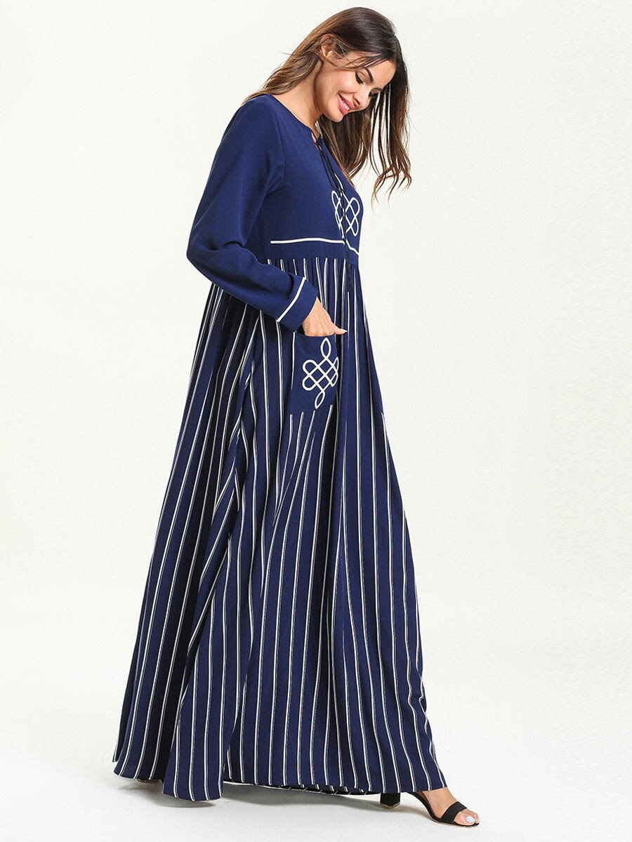 Uformell, mønstret langermet dame maxikjole; en stilren kaftan perfekt som sommer- eller feriekjole.