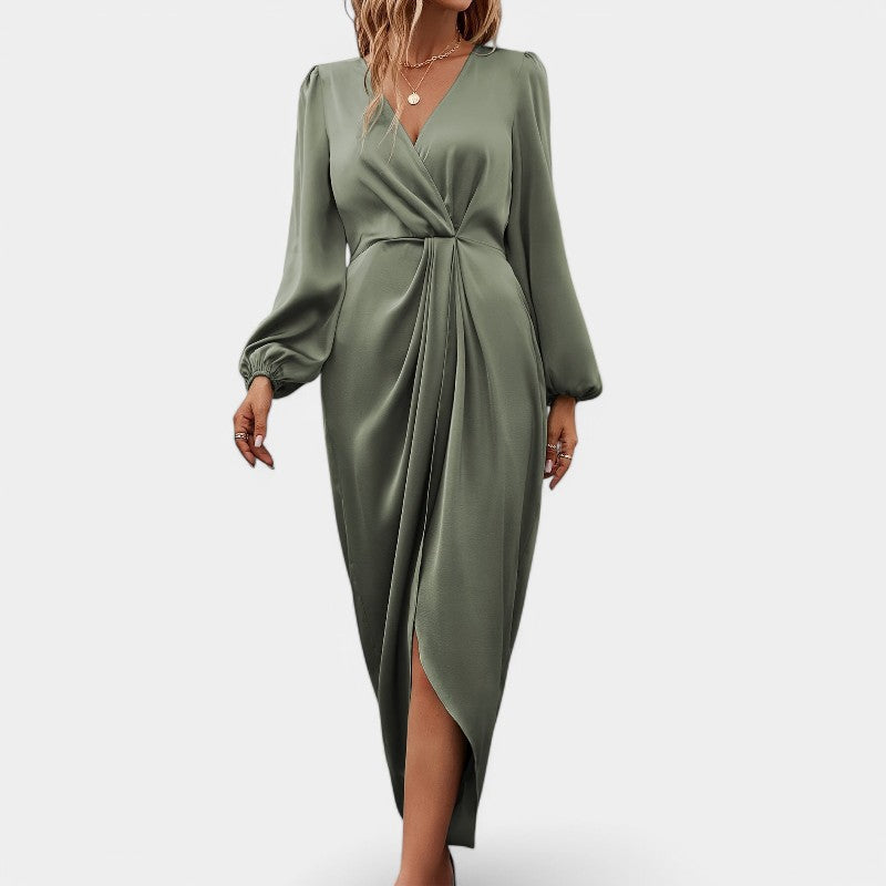 Figursydd lang grønn maxikjole for kvinner, elegant design med sensuell høy splitt. Flott til kveldsantrekk.