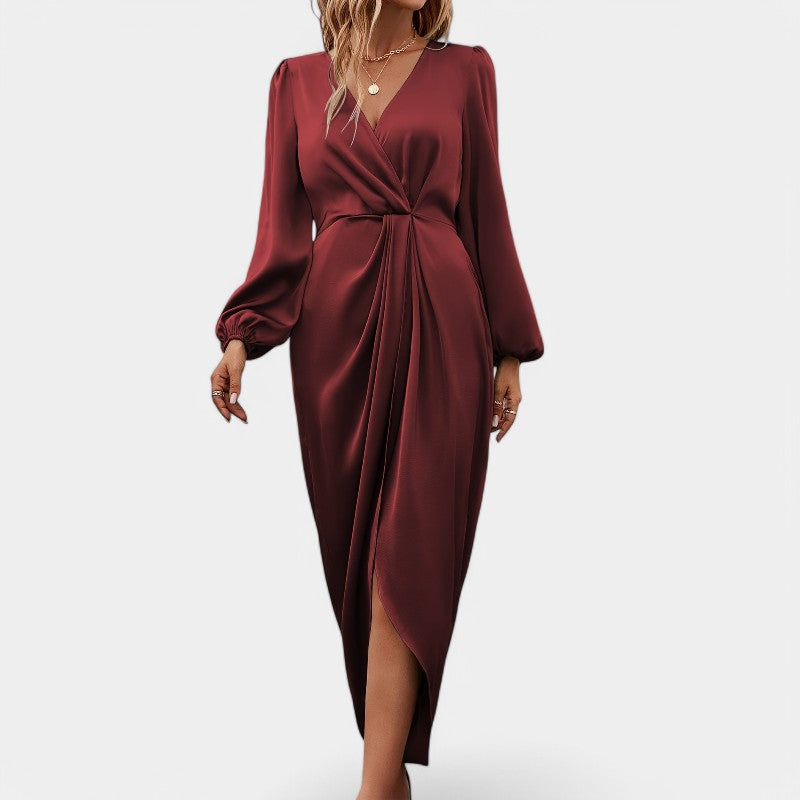 Trendy langermet maxikjole for damer i mørkerød, med sofistikert høy splitt. Perfekt for et elegant utseende.